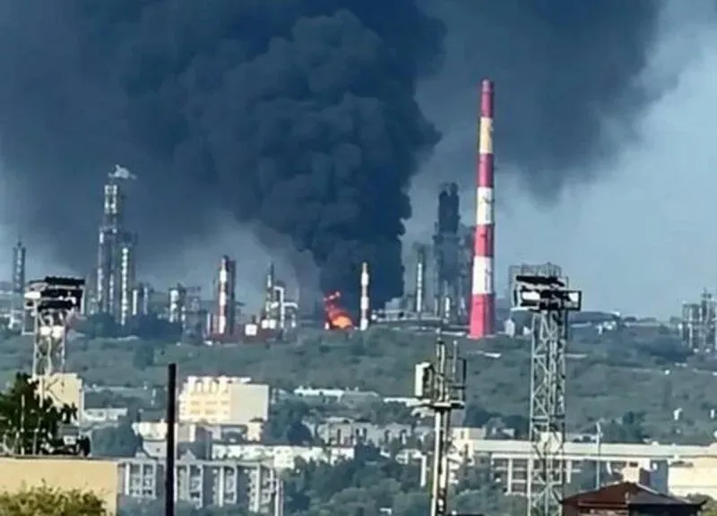 У Сизрані після атаки дронів спалахнула пожежа на НПЗ Роснафти