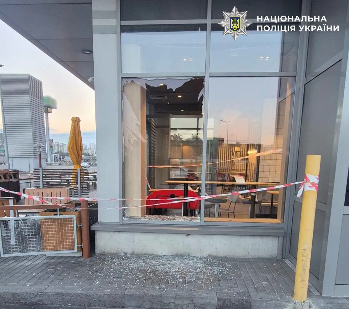 В Киеве в результате вражеского обстрела был поврежден ресторан McDonald's
