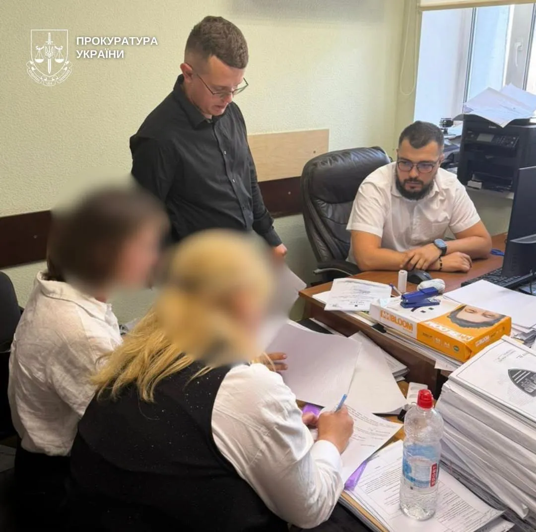 In Kyiv, an accountant with the Department of Education was notified of being named a suspect in connection with an overpayment for leaf removal
