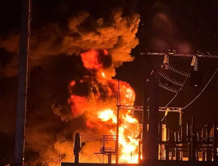 У низці міст рф стався блекаут після вибухів на об’єктах енергетики