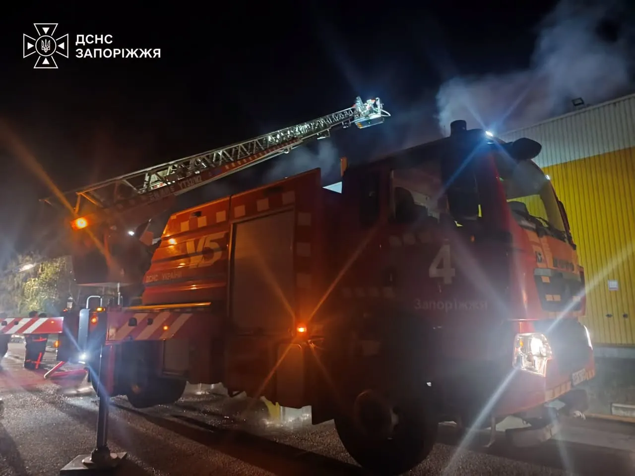 Видео: В Запорожье после российской атаки горел торговый центр, есть пострадавшие