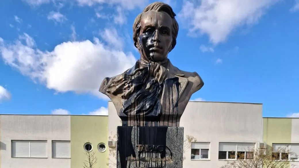 У Новому Саді невідомі облили чорною фарбою пам’ятник Тарасу Шевченку