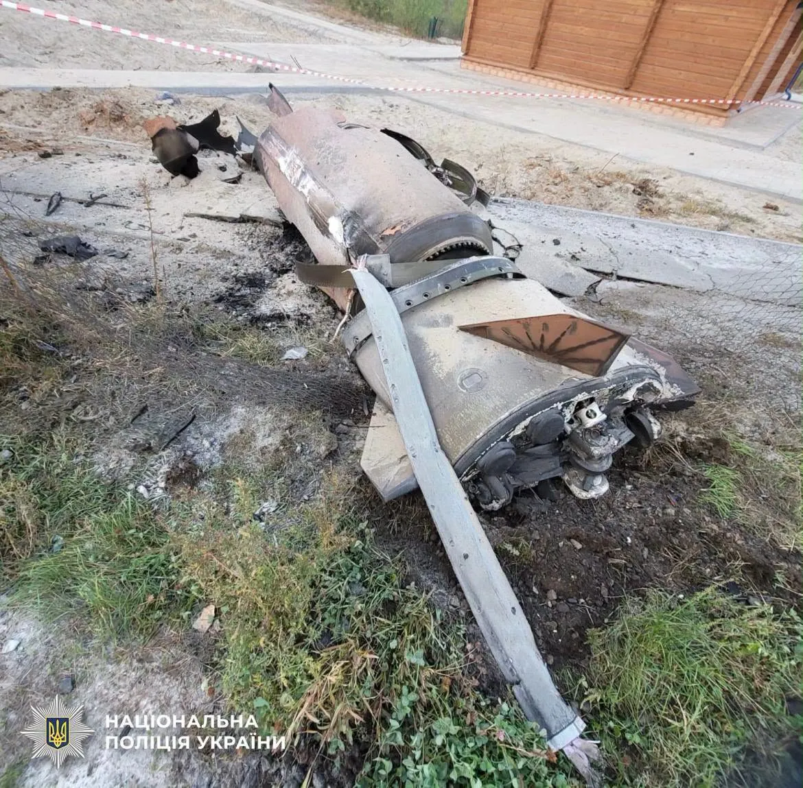 В Дарницком районе Киева проводят разминирование неразорвавшейся баллистической ракеты