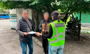 Фото, відео: у столиці патрульні наздогнали водія-втікача із кулею у голові