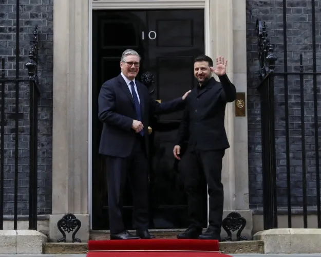 Стармер і Зеленський обговорили загрози від конфлікту на Близькому Сході