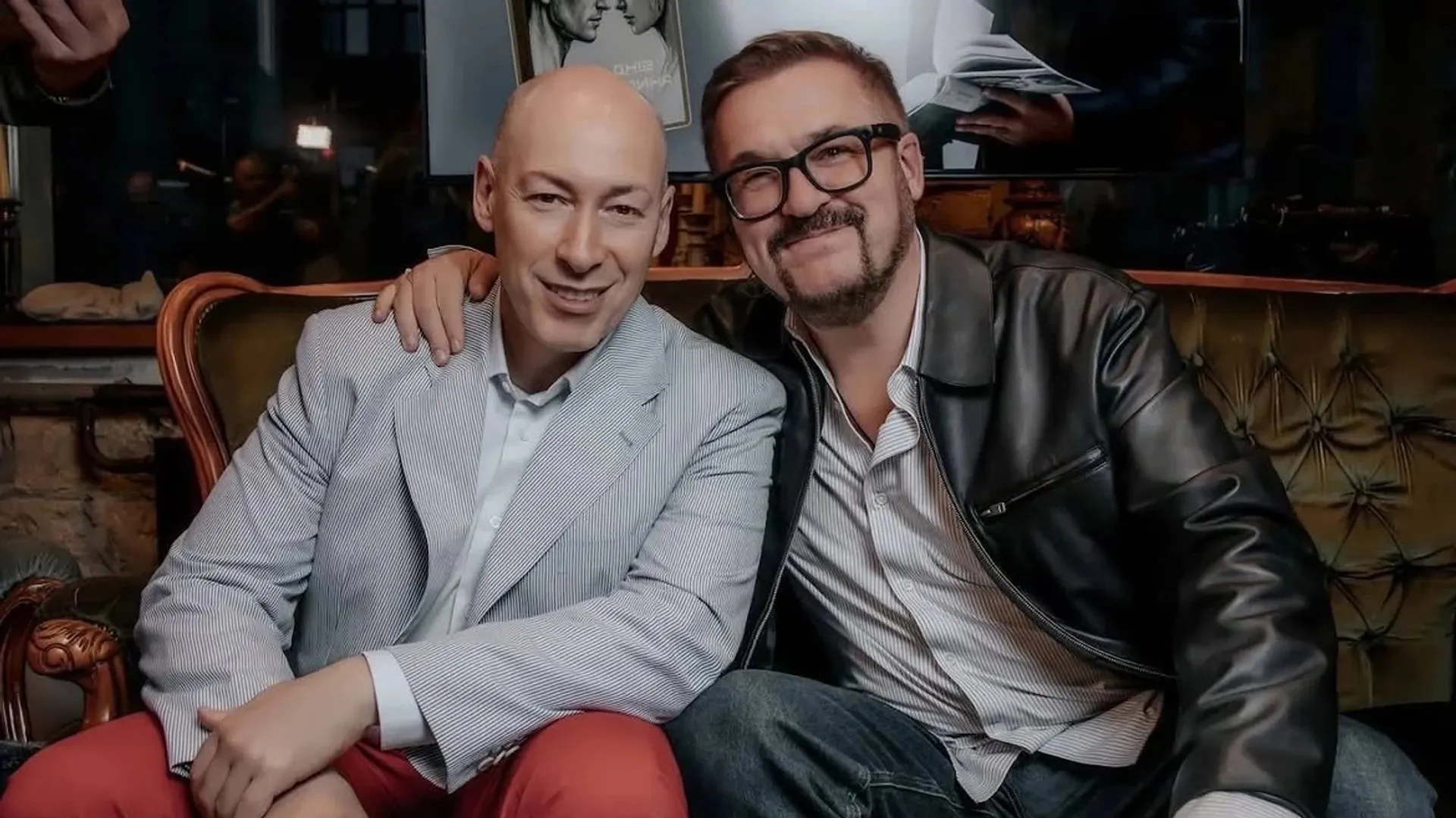 Gordon added some spice to a photo he took with Ponomarev