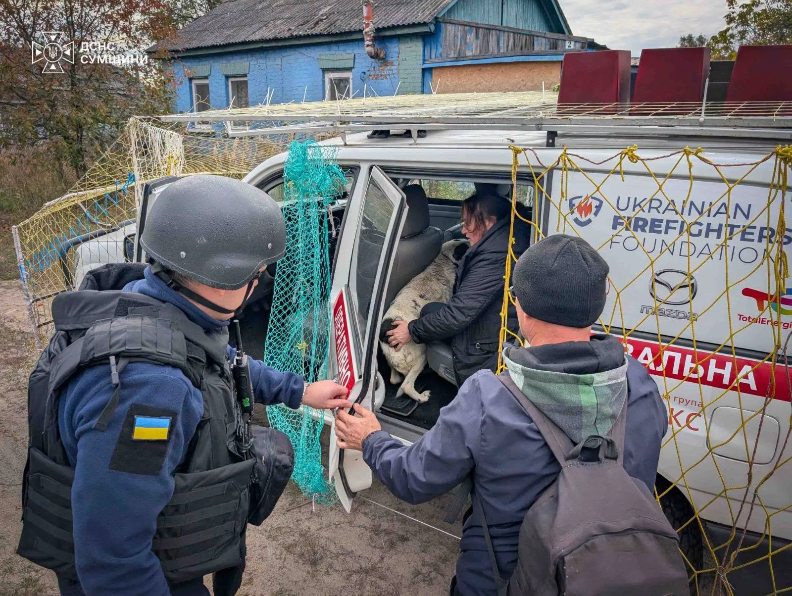 В Сумской области спасатели группы «Феникс» эвакуировали женщину и её пожилую мать