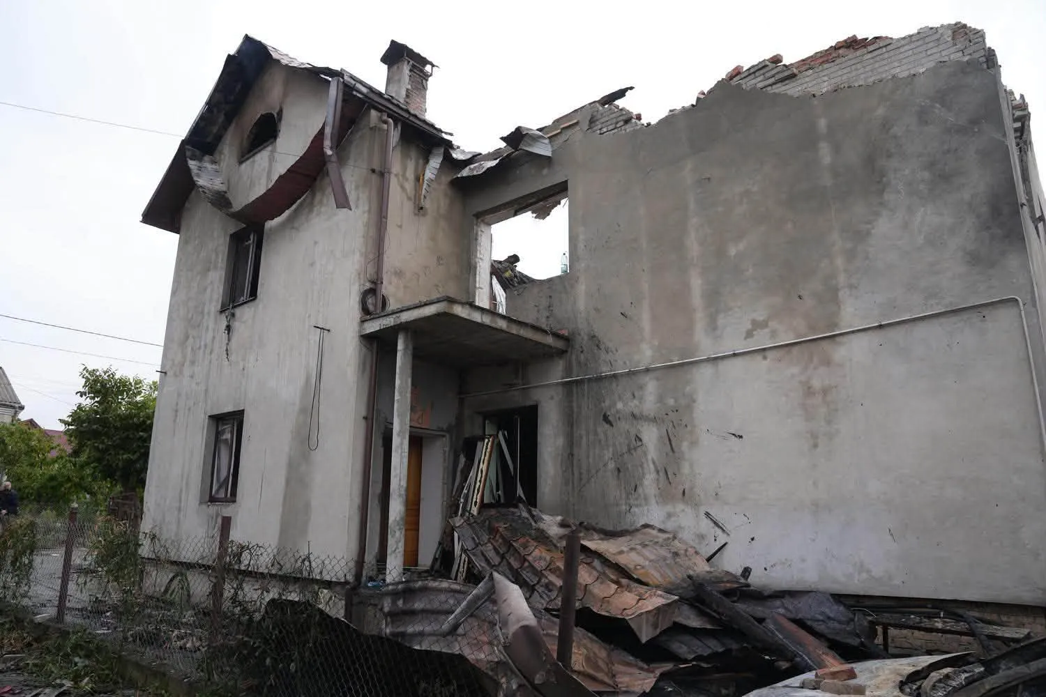 На Львівщині через атаку РФ згорів будинок лікаря, оголошено збір