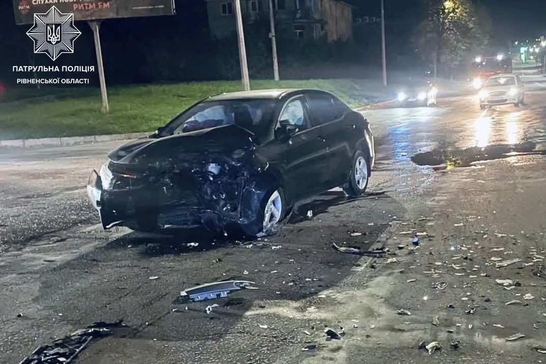 В Ровно после столкновения с Toyota сгорел автомобиль Peugeot