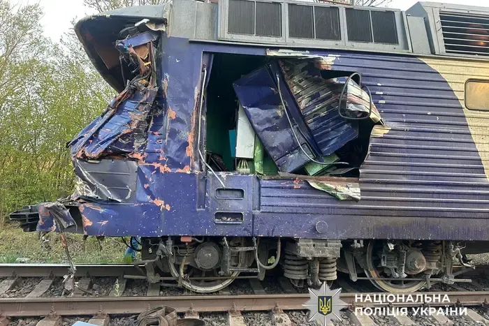 Потяг зіткнувся з автокраном на Львівщині загинули люди