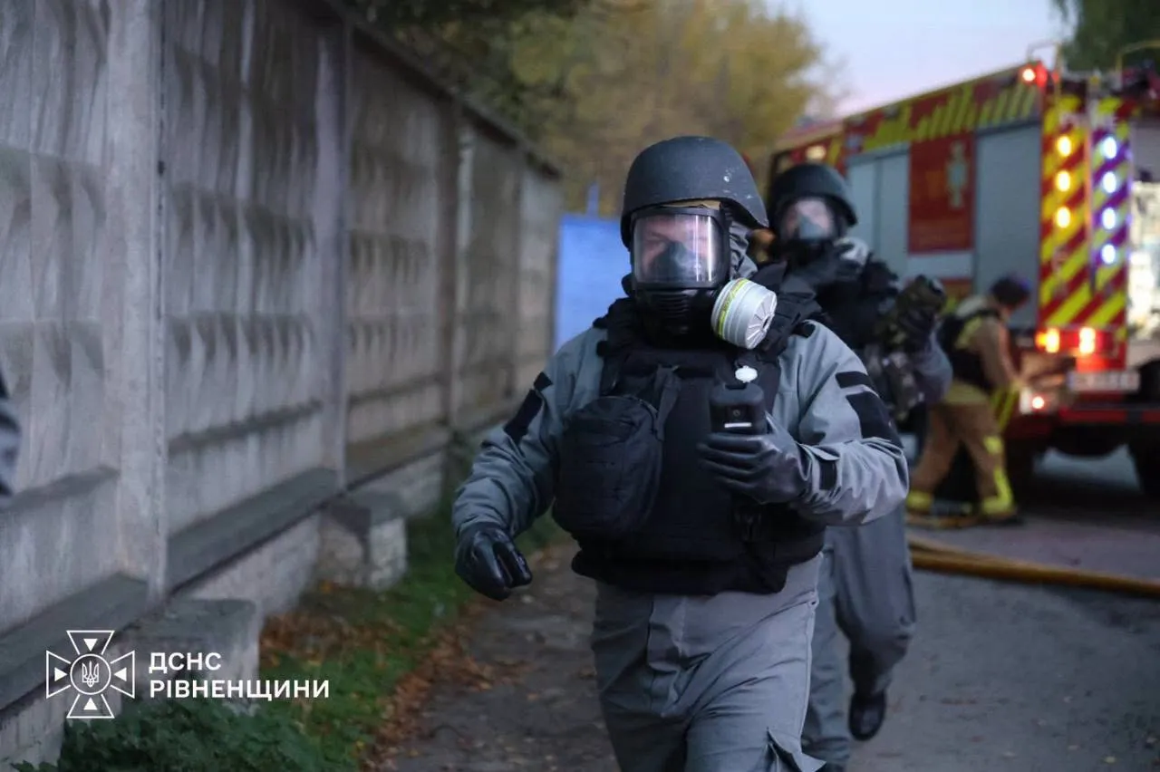 Wideo: W obwodzie rówieńskim w wyniku nocnego ataku Rosjan wybuchł pożar w zakładzie