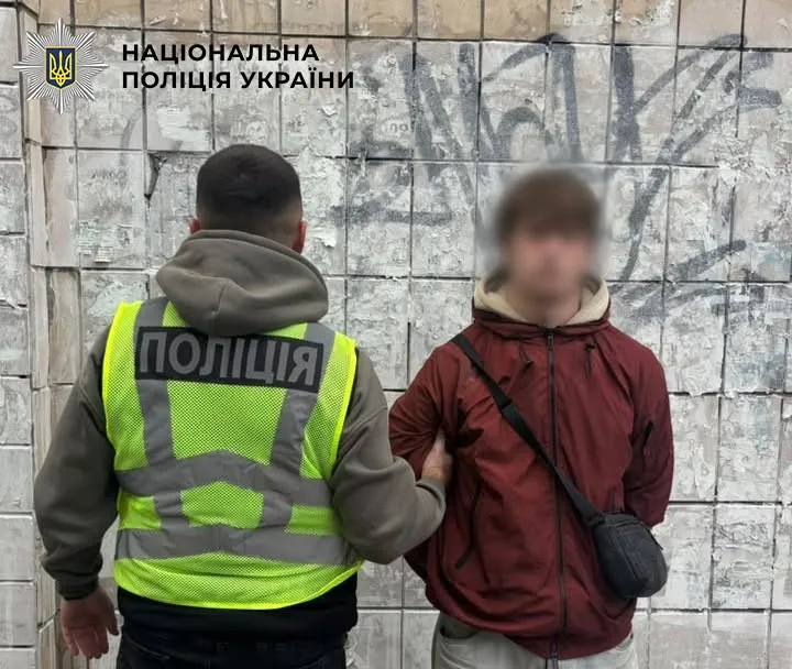 W Kijowie zatrzymano młodych mężczyzn, którzy podczas spaceru rozprowadzali narkotyki