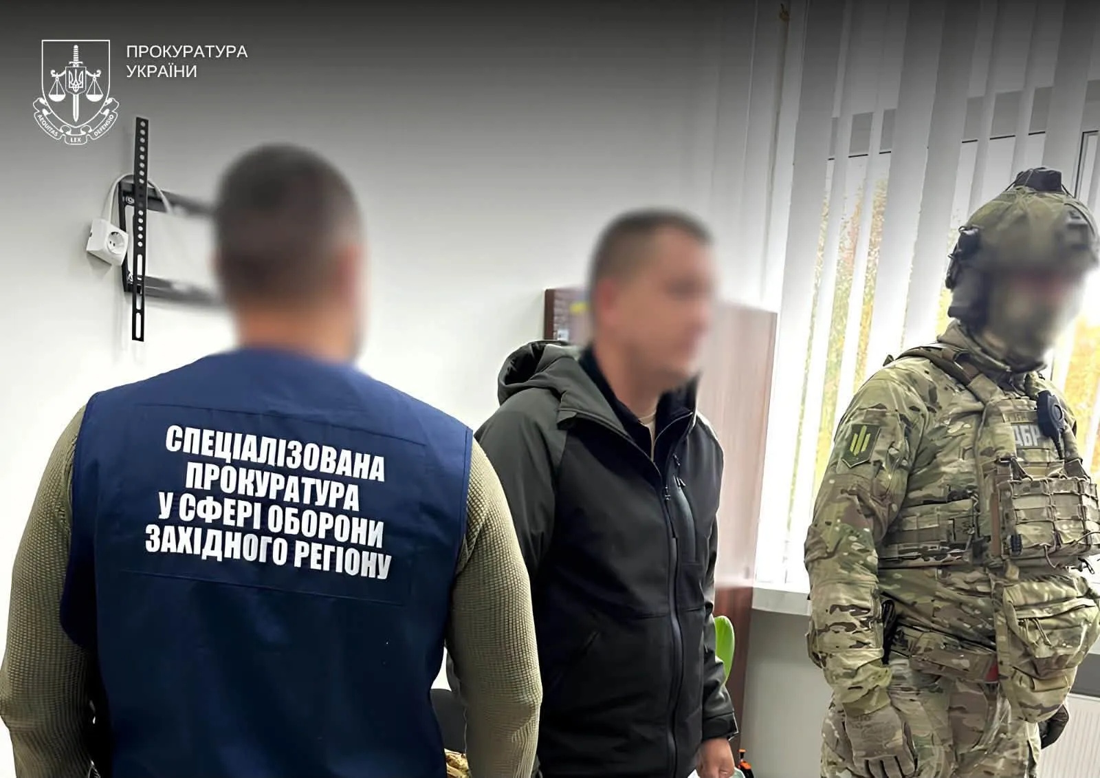في بوكوفينا، يُشتبه في قيام خمسة من أفراد القوات الخاصة العسكرية وأحد أفراد قوات إنفاذ القانون بتعذيب أشخاص واحتجازهم بشكل غير قانوني