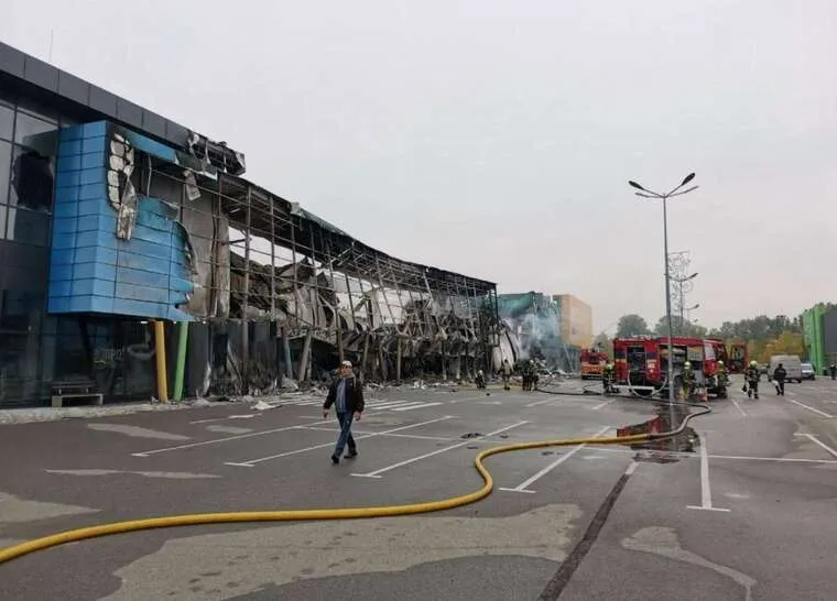 У Києві через російську атаку пошкоджено магазин Auchan у ТРК Проспект