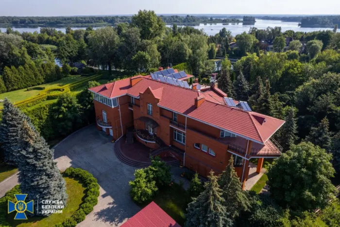 Суд скасував арешт майна довіреної особи Януковича