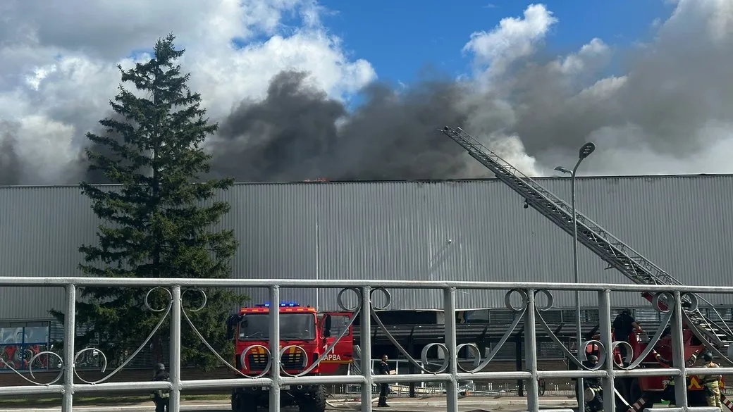 A tobacco factory caught fire in Pryluky following an attack by Russia