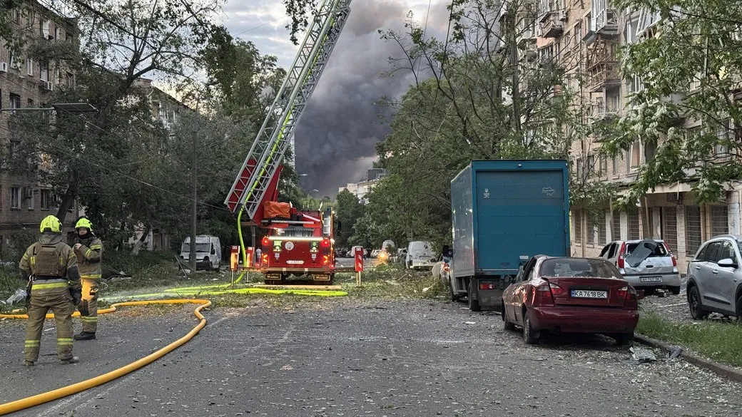 У Києві дрон РФ влучив у 9-поверхівку, загинула людина