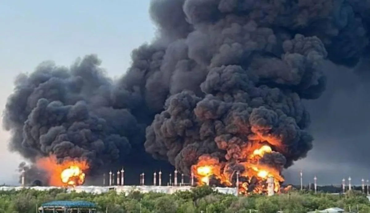 СБУ атакувала газопереробний завод в Оренбурзі та порт Темрюк, виникли масштабні пожежі