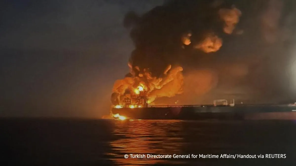 Згорілий танкер Virat з «тіньового флоту» росіян буксують до Туреччини