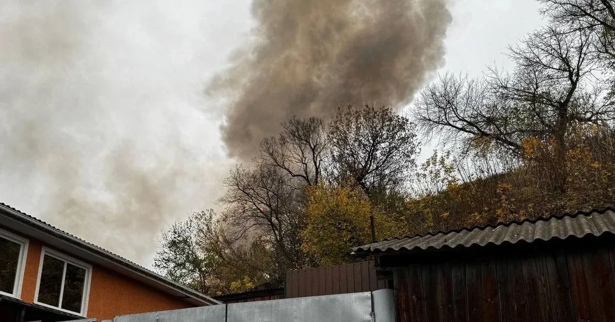 Rosyjski dron uderzył w budynek w centrum Nowogrodu Siewierskiego