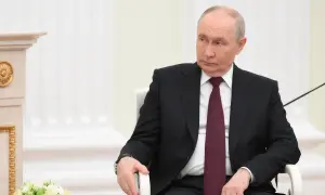 В США мужчина протаранил дом экскаватором после того, как жена решила развестись