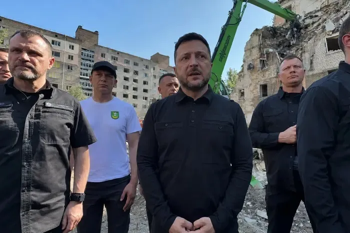 Зеленский посетил место попадания российской ракеты в Дарнице — видео