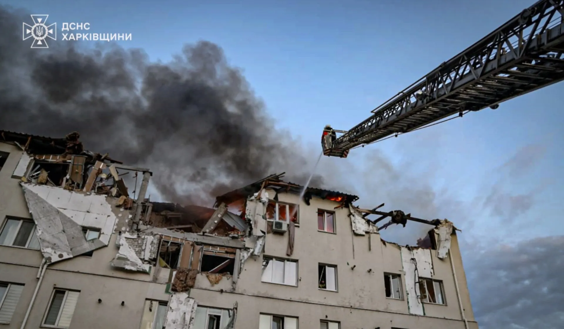 У Харкові БпЛА РФ влучив у багатоповерхівку