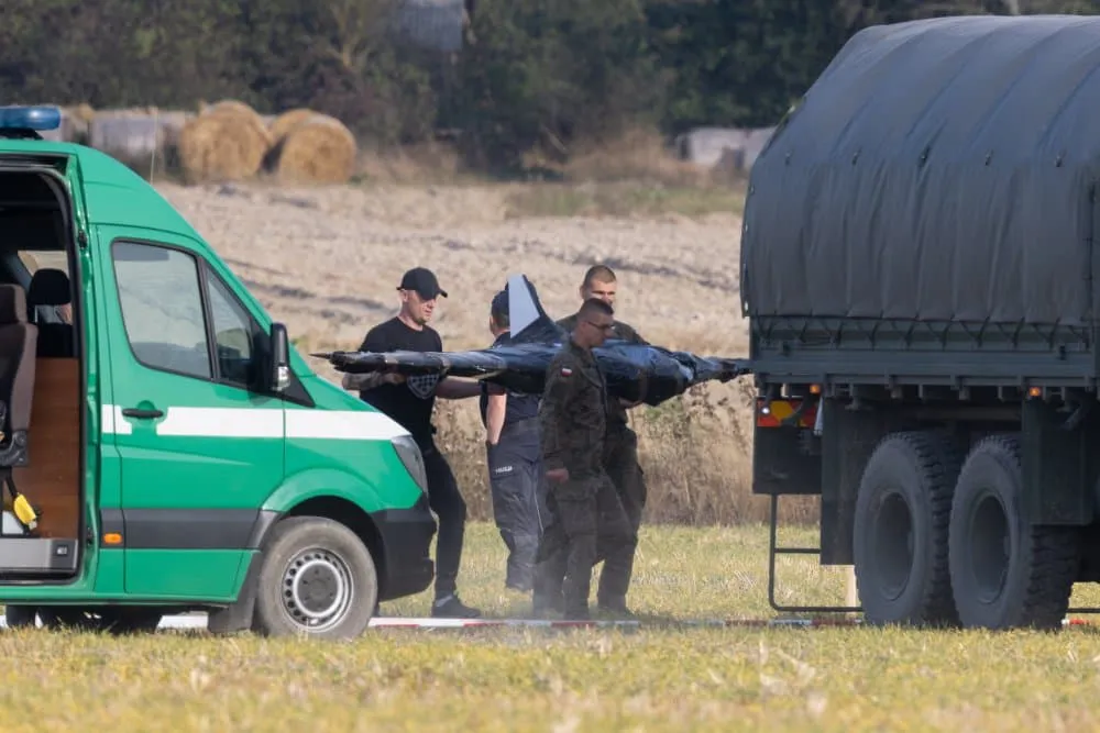 У Польщі в полі виявили підозрілий дрон із російськими написами