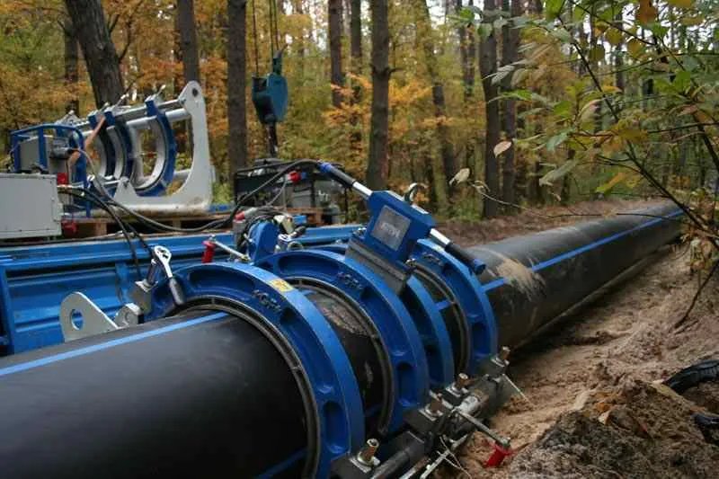 У Києві на Печерську прорвало трубу