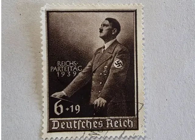 Мешканець Тернопільщини хотів завезти в Україну поштові марки з Гітлером: його затримали