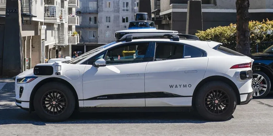 Waymo отзывает тысячи роботакси из-за опасных маневров