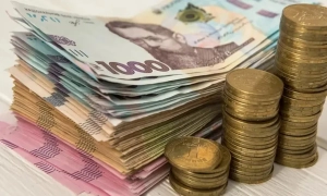 Фото: у Києві почали встановлювати головну ялинку