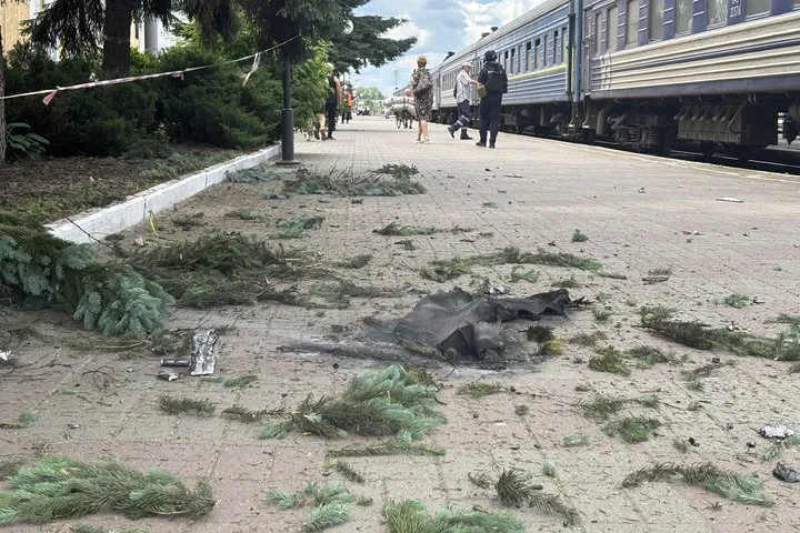 В Сумах сбитый российский дрон упал на вокзал – видео