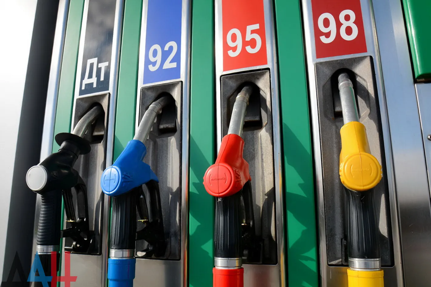 Газпромнефть скасувала ліміти на продаж пального у 13 регіонах РФ після дефіциту