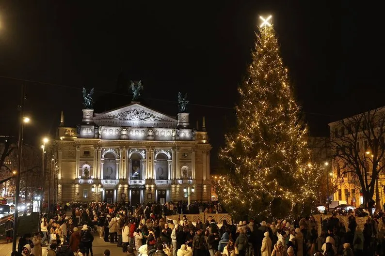 Львів готується до святкового відкриття головної ялинки: названо дату