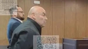 Російський чиновник отримав умовно за напад із сокирою на співмешканку