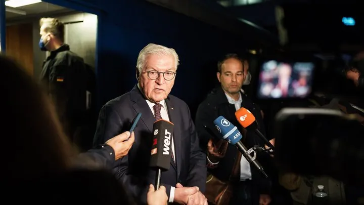 Скандал у Німеччині: ультраправий змусив підлітків лизати прапор