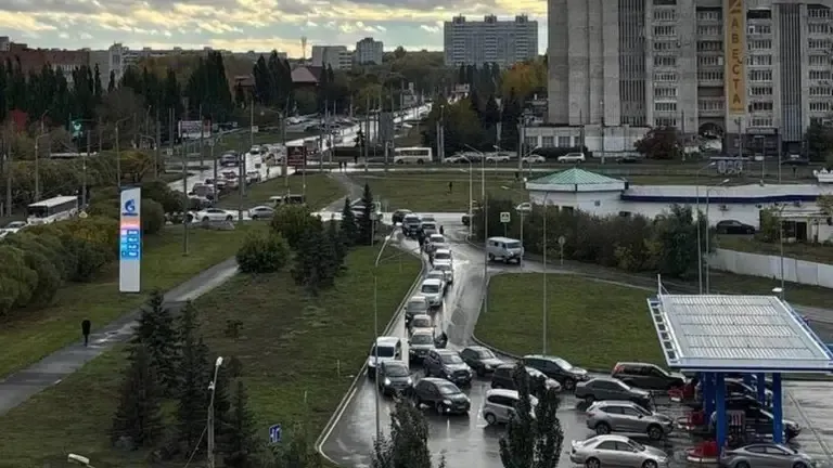 В Омске ещё до атаки дронов на НПЗ на АЗС возник ажиотаж
