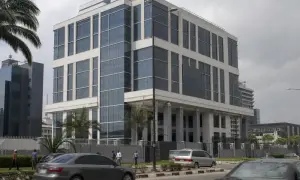 美元在美联储主席沃什讲话前守在一周高位附近