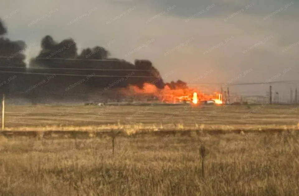 Відео: На Курщині дрон влетів у підстанцію, тисячі росіян на ніч залишилися без світла