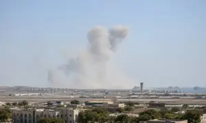 В Адене прогремел взрыв, хуситы заявили об ударе по лагерю — Al Jazeera