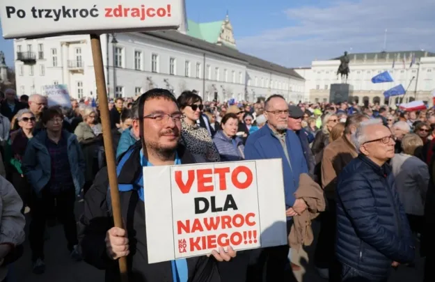 У Варшаві відбувся протест через вето президента на оборонний план ЄС
