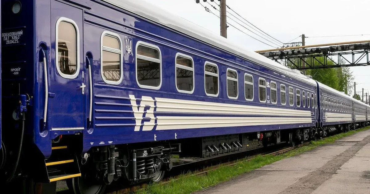 П'ять годин потяг з Перемишля стоїть під Фастовом через обледеніння електромереж (Відео)