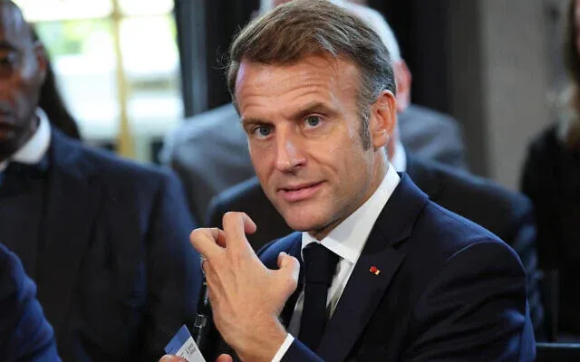 Франція відправляє авіаносець у Середземне море