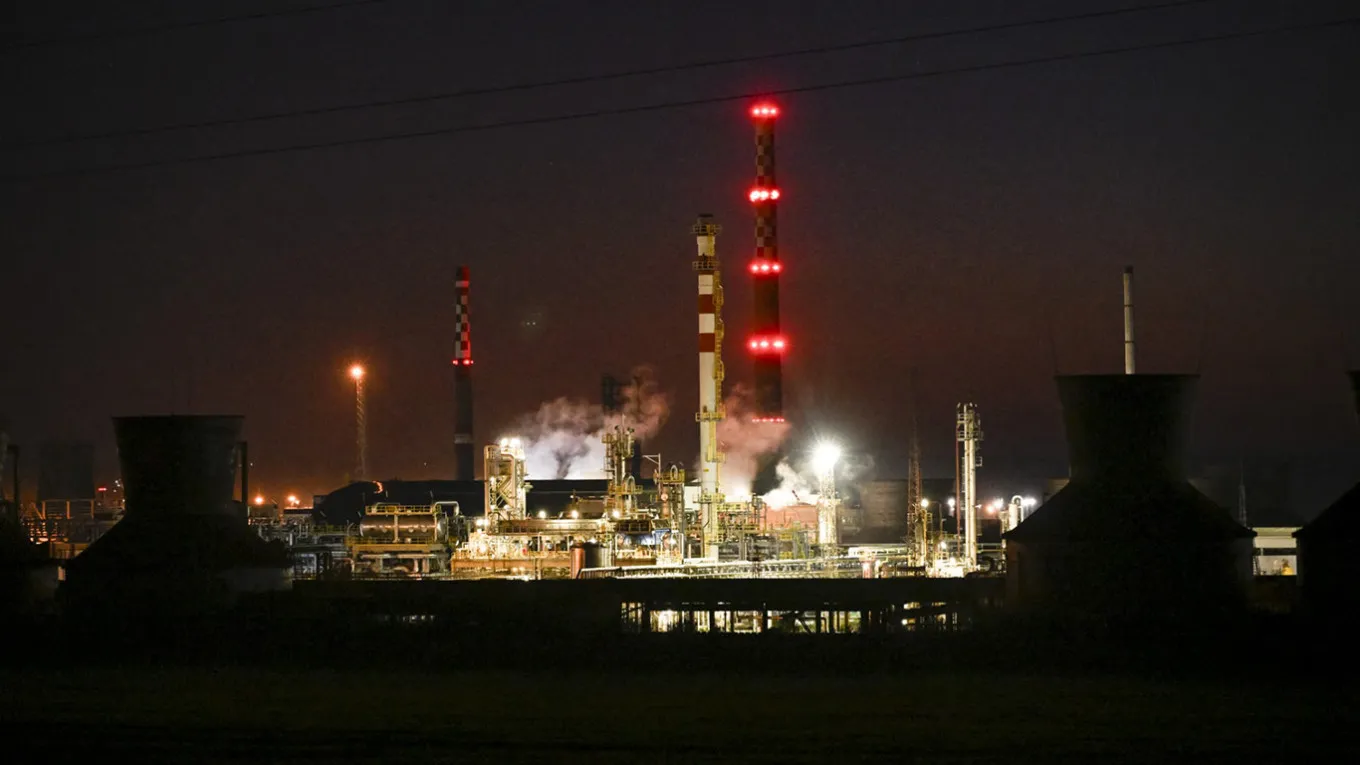Lukoil's overseas refineries have halted operations due to a delay in a deal in the U.S. – Financial Times