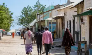 印度一名女子赤脚赢得比赛，只为女儿教育 — BBC News