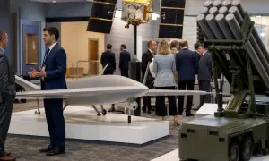 Королева Елизавета согласилась принять в дар шляпку от украинского дизайнера