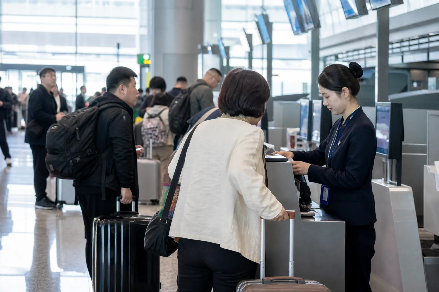 Hangzhou Airport Employee Helps Family Change Flight After Relative’s Death