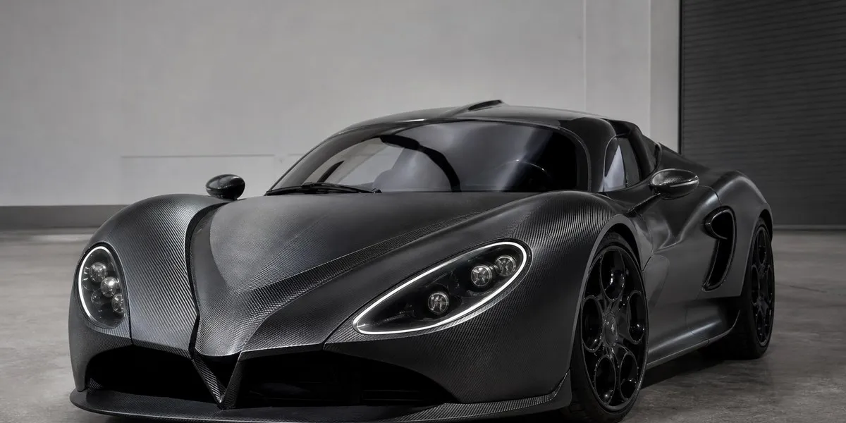 阿尔法·罗密欧发布采用裸露碳纤维的33 Stradale Perla Nera — Motor1