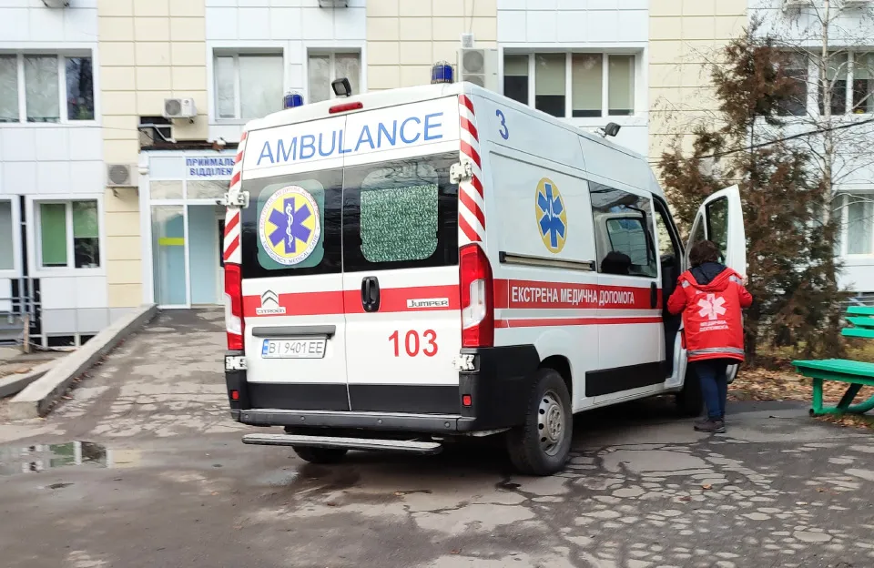 У Києві пораненому під час ракетної атаки чоловіку у швидкій порадили чекати до відбою